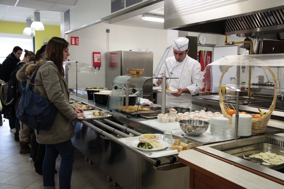 Self ou snacking permettent aux lycéens de déjeuner au sein de l'Institution